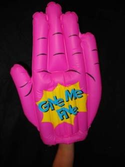 1 aufblasbare Hand  Give Me Five 