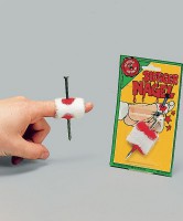 Blutiger Nagel aus Kunsstoff