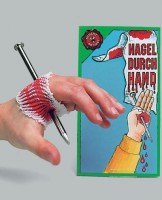 Nagel durch Hand