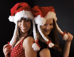Weihnachtsm�tze aus Pl�sch mit 2 Z�pfen