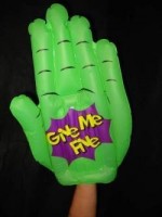 1 aufblasbare Hand  Give Me Five 