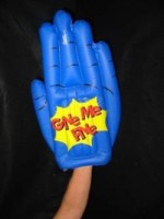 1 aufblasbare Hand  Give Me Five 