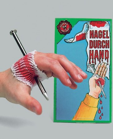 Nagel durch Hand