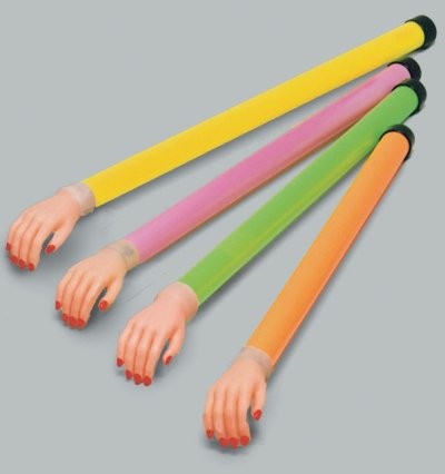 R�ckenkratzer mit Hand